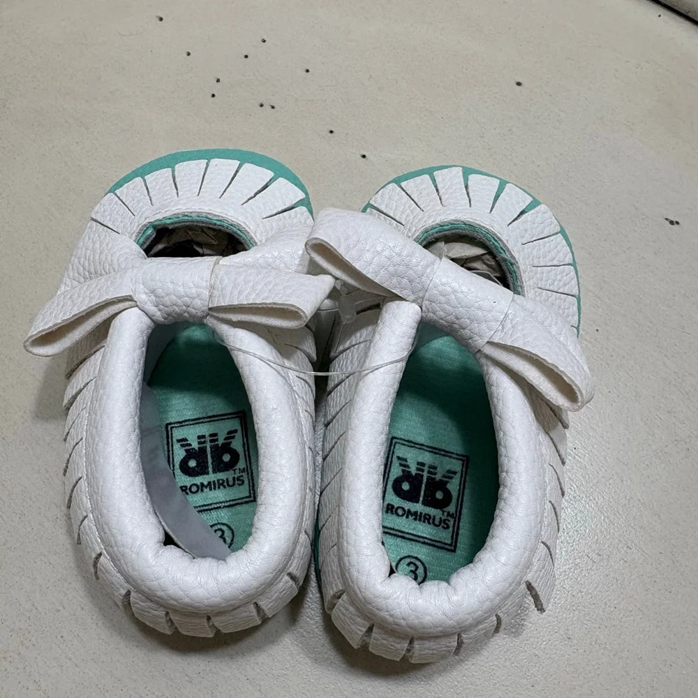 ROMIRUS White Teal Bow Fringe Moccasins Size 3